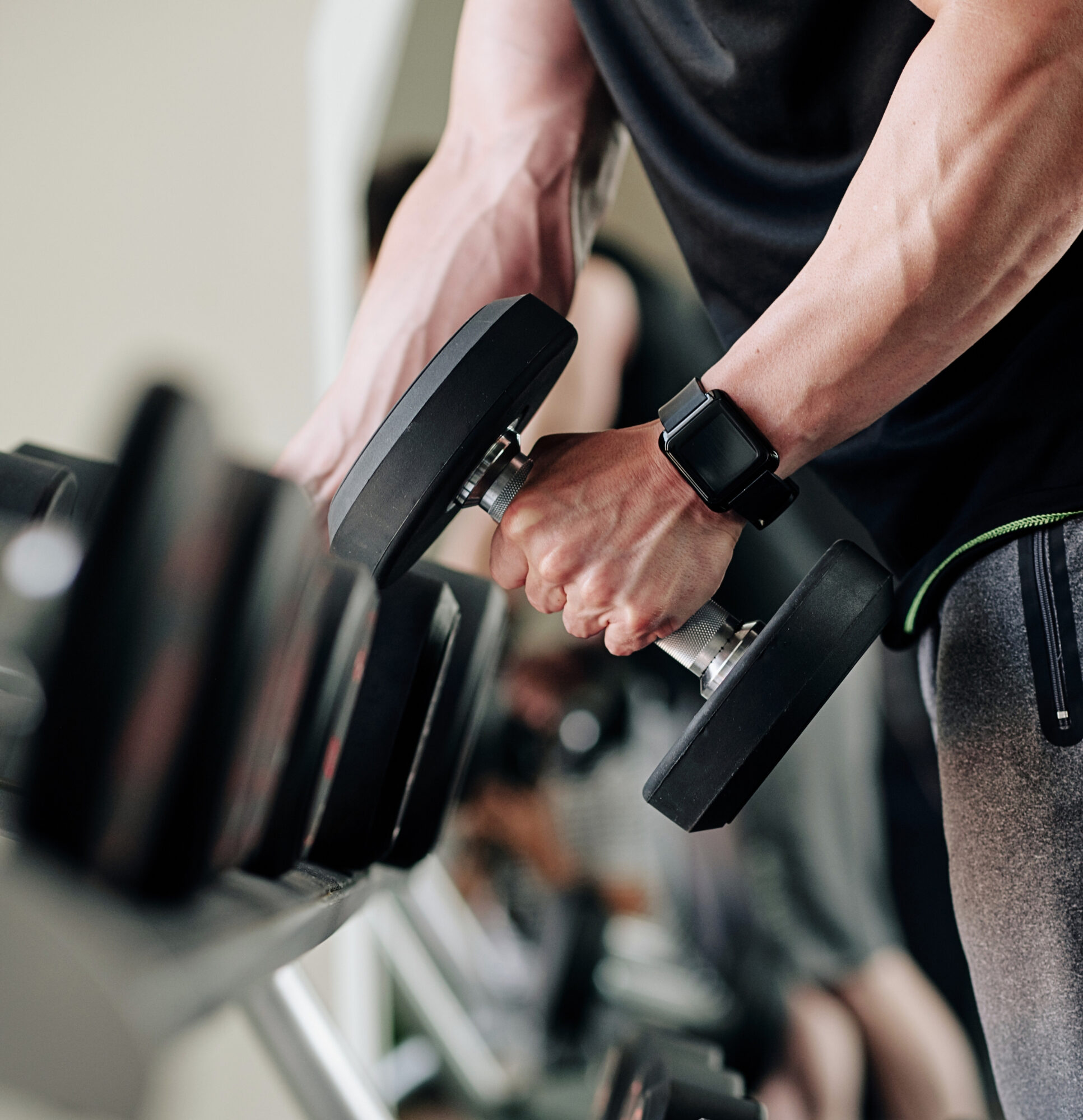 close up mann mit kurzhanteln