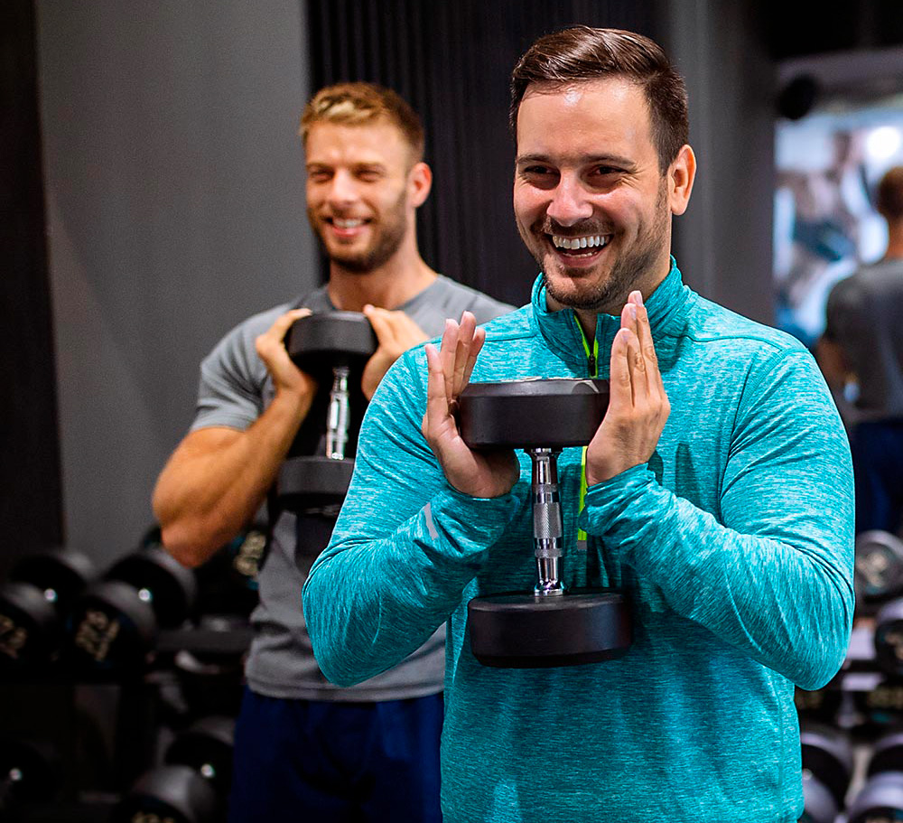 Personal Trainer trainiert mit einem Kunden